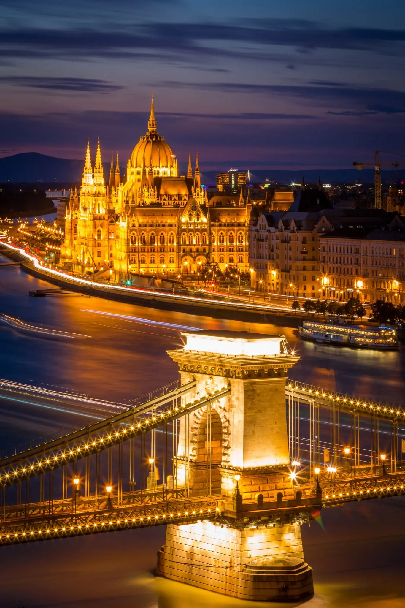 Nächtliches Panorama von Budapest mit Donau, Kettenbrücke und Parlament
